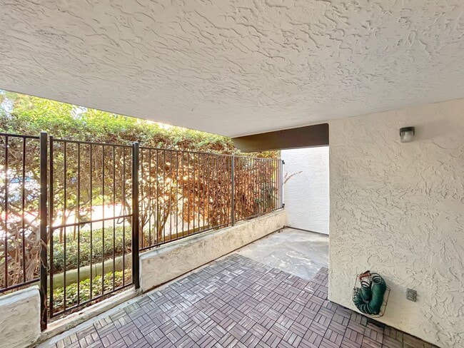Building Photo - Amazing 2BR/2BA in the heart of UTC! Parki...