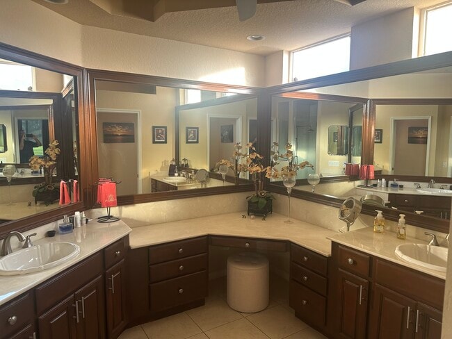 Building Photo - 566 Planters Manor Way