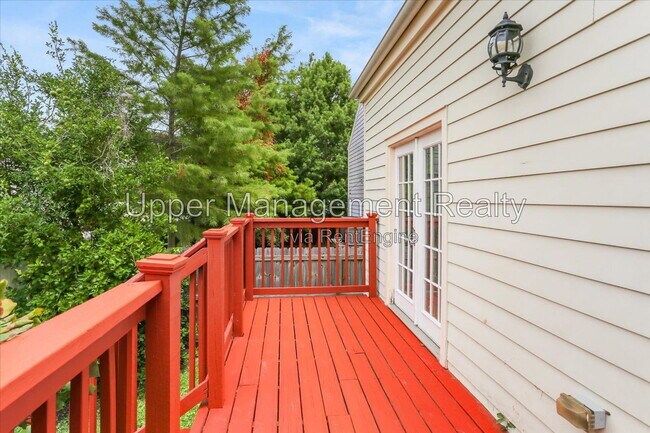 Building Photo - 523 S Hennessey St