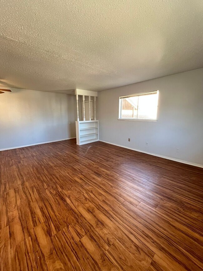 Building Photo - Spacious 1 bed 1 bath apartment