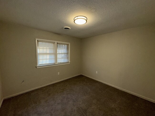 Building Photo - 5325 Queen Mary Ln