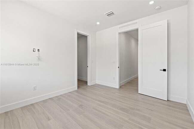 Building Photo - 740 NW 24th Ct