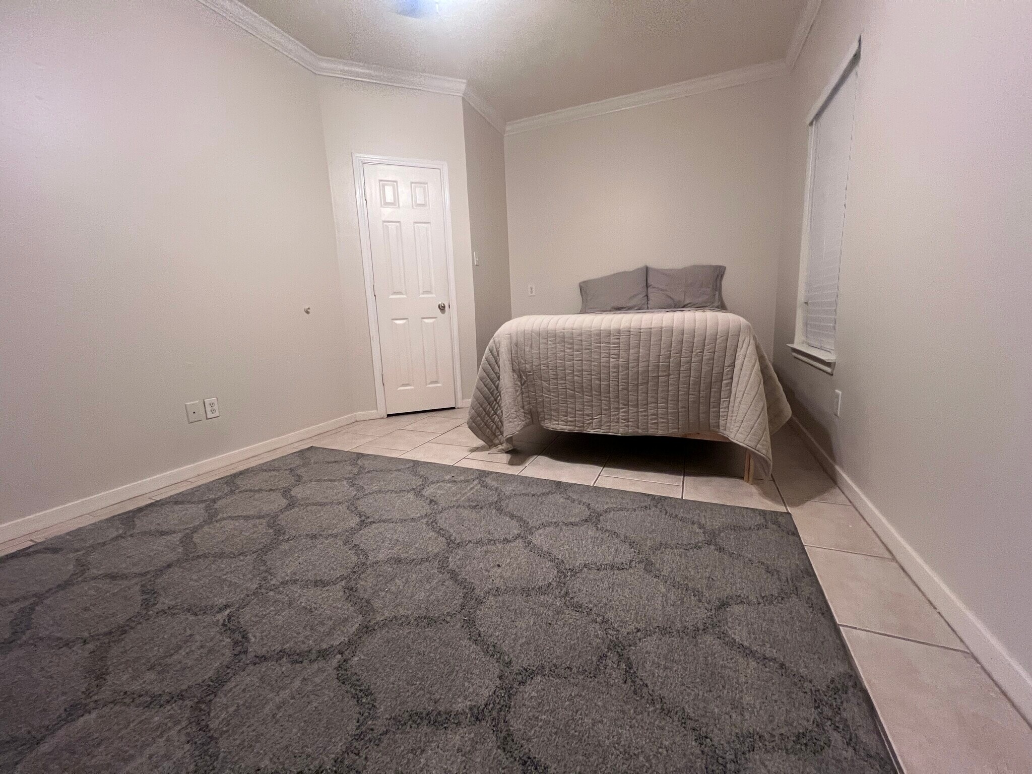 Building Photo - 2324 Sheridan St