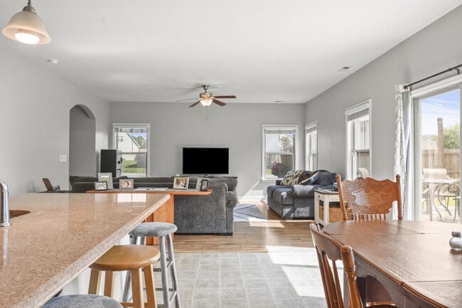 Building Photo - 401 Hope Ct