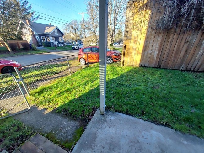 Building Photo - 2 bed 1 bath House Available Now!