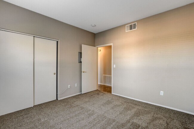 Building Photo - Beautiful downstairs 3 bdrm 2 Bath Condo w...