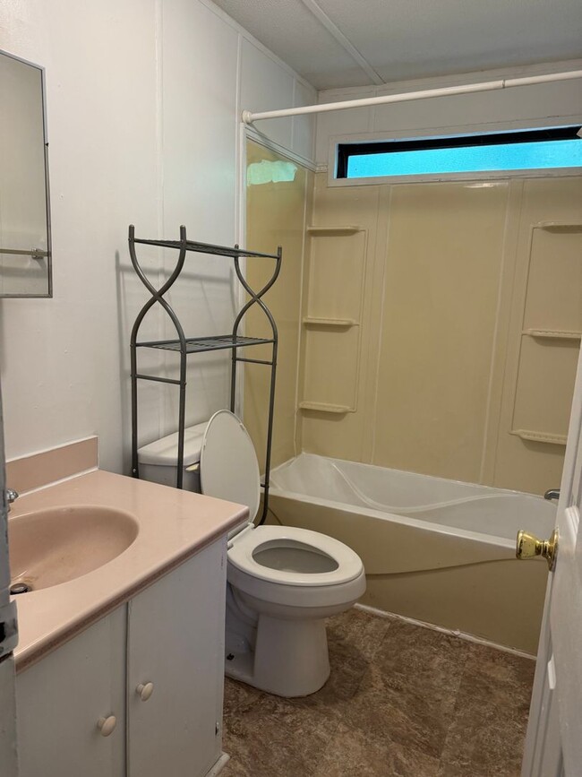 Building Photo - Two Bedroom Single Wide in Troutman