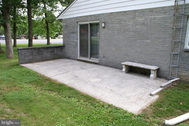 Building Photo - 6056 Lincoln Way W