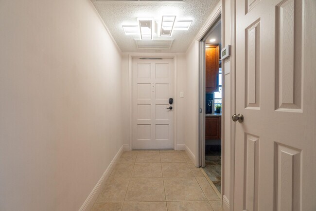 Building Photo - 3200 N Palm Aire Dr