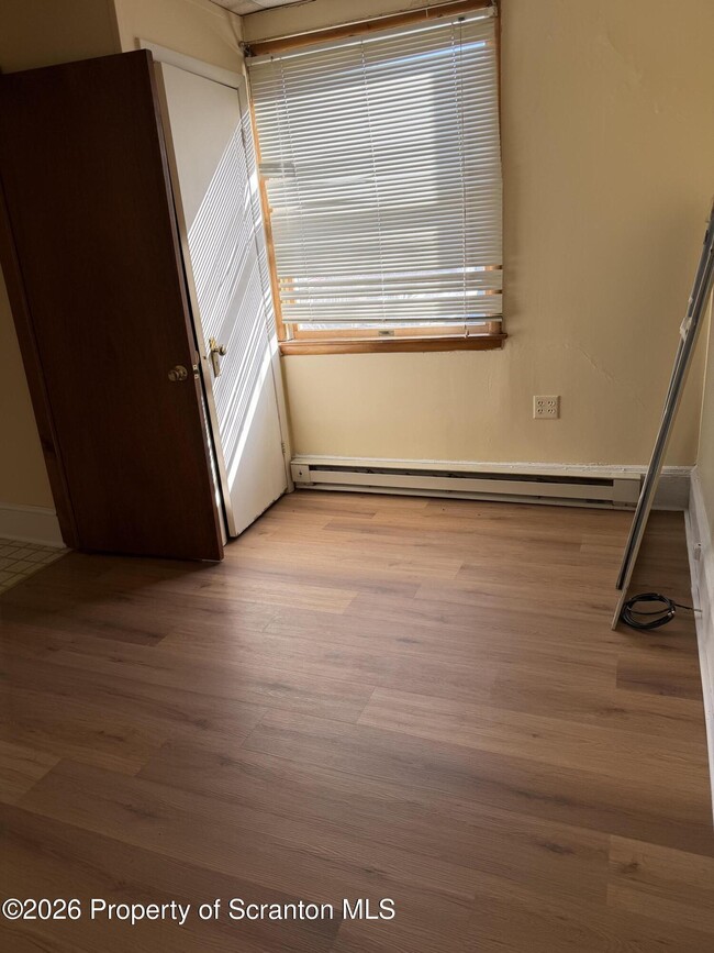 Building Photo - 709 Main St