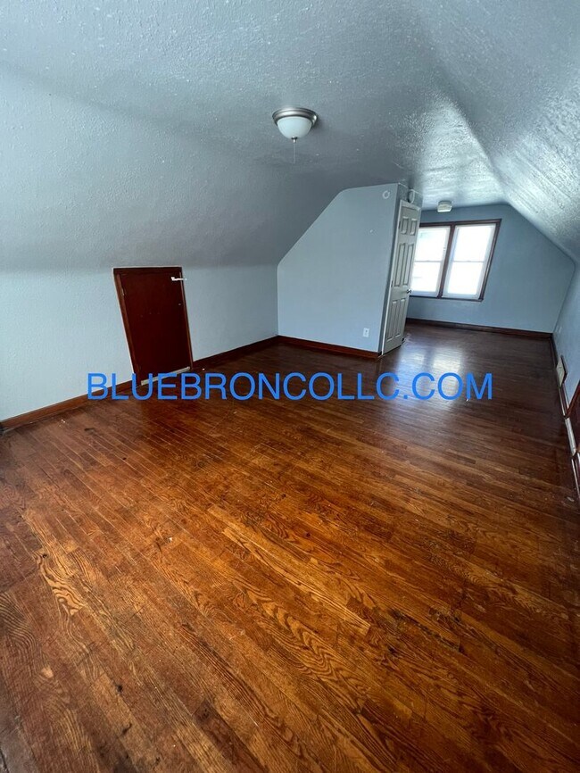 Building Photo - Charming house with nice updates and Grani...