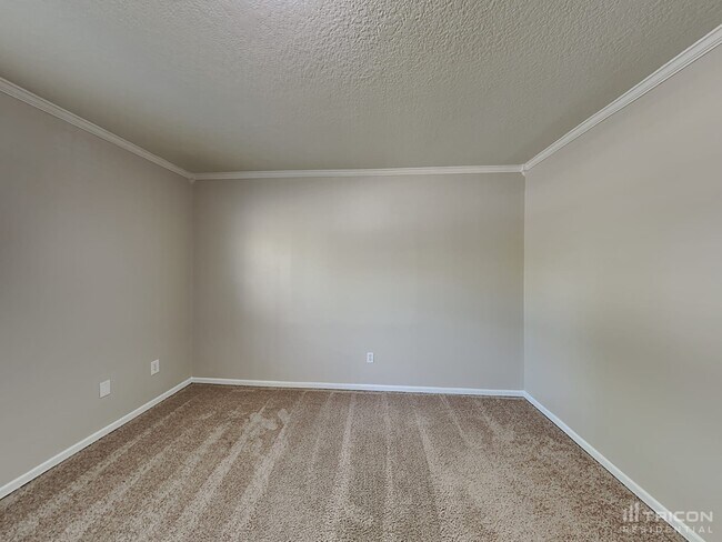 Building Photo - 1525 Guinevere Dr