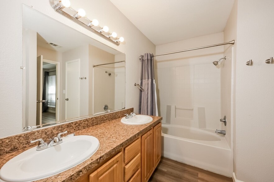 Building Photo - 321 Meadow Park Dr