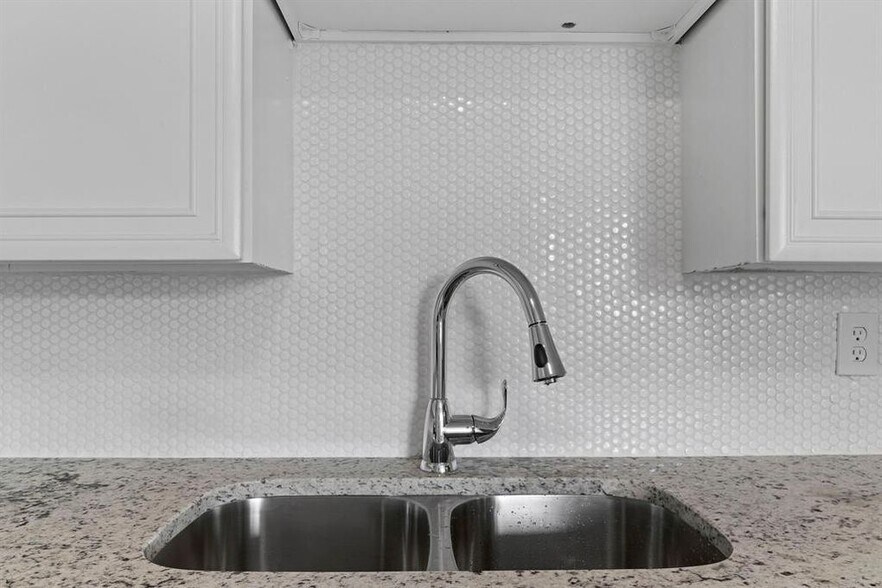 Building Photo - 1910 Danube Dr