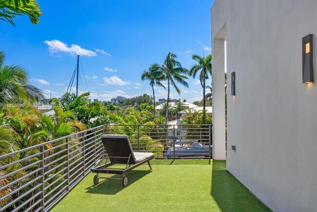 Building Photo - 2700 NE 18th St