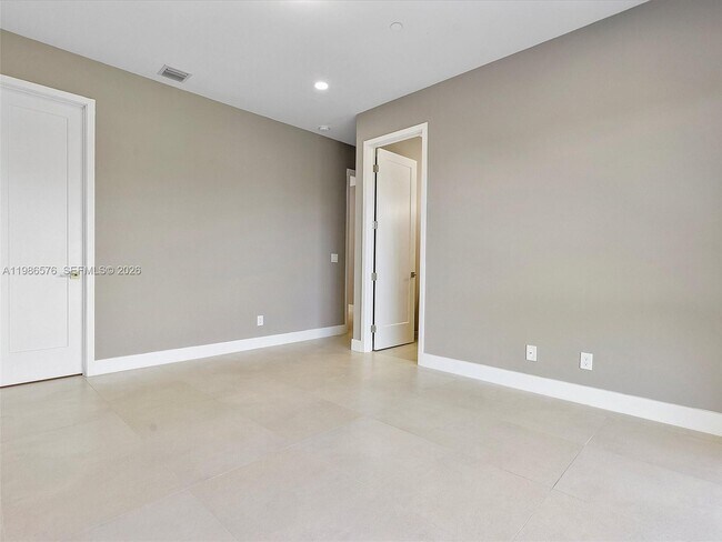 Building Photo - 626 NE 12th Ave