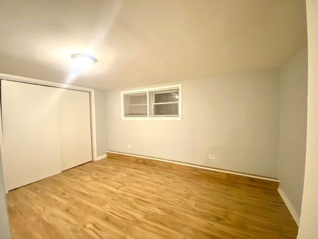 Building Photo - 6231 W Montrose Ave