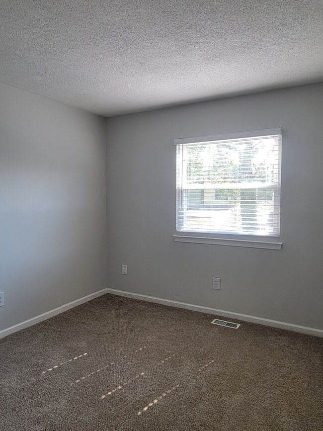 Building Photo - 4 bedroom 2.5 bathroom townhouse