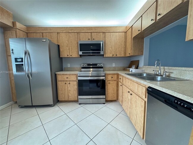 Building Photo - 603 Racquet Club Rd