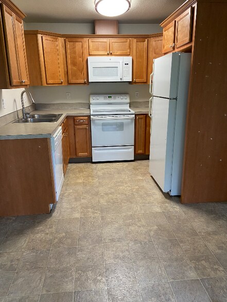 Building Photo - 250 40th Ct