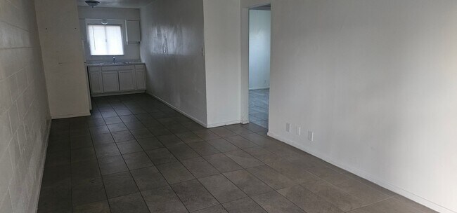 Building Photo - 4p1933