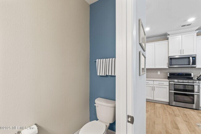 Building Photo - 121 Thistleton Wy