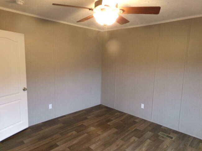 Building Photo - Country Living