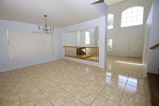 Building Photo - HUGE LOFT + 5 BEDROOMS IN SE