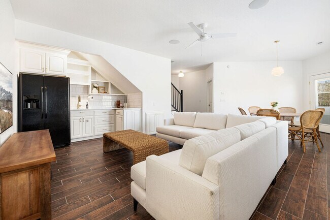 Building Photo - 802 NW D St