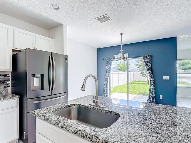 Building Photo - 450 Taft Dr