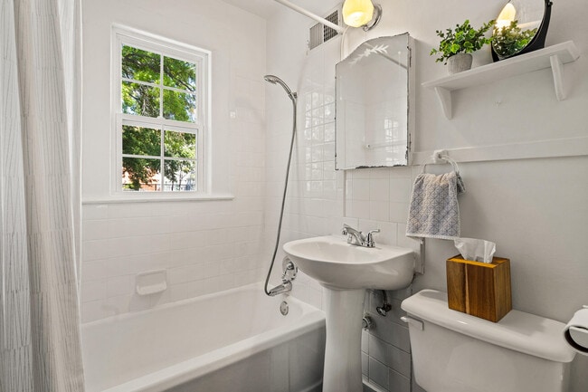 Building Photo - 113 Crestmere Ave