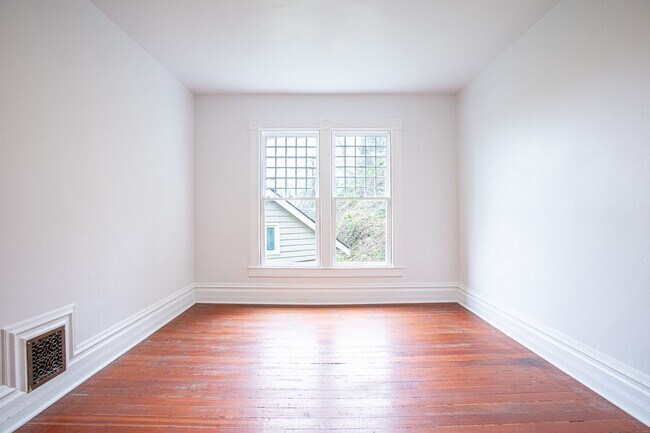 Building Photo - 1940-1946-1946 SW Market St Dr