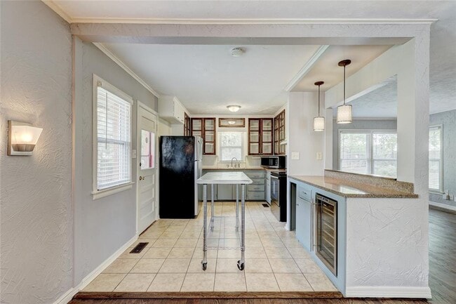 Building Photo - 1101 Bedford Dr