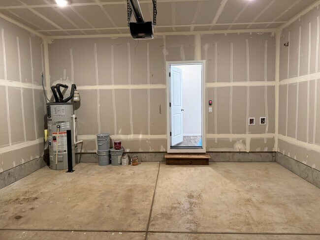 Building Photo - 4 bedroom 2.5 bathroom in Marcola Meadows!