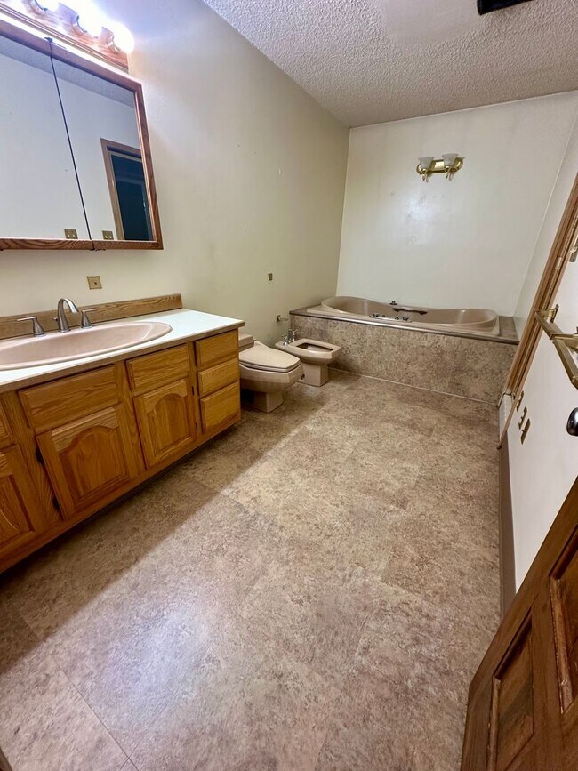 Building Photo - ALL UTILITIES INCLUDED! Spacious 1 Bed, 1 Bath Unit