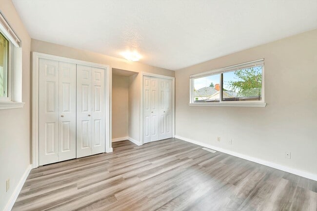 Building Photo - Savage / Ellis Duplex