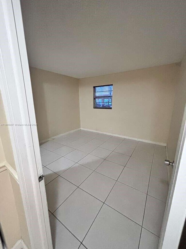 Building Photo - 430 Commodore Dr