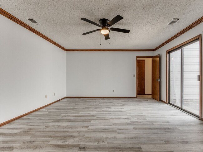 Building Photo - 3 Bed 2 bath!