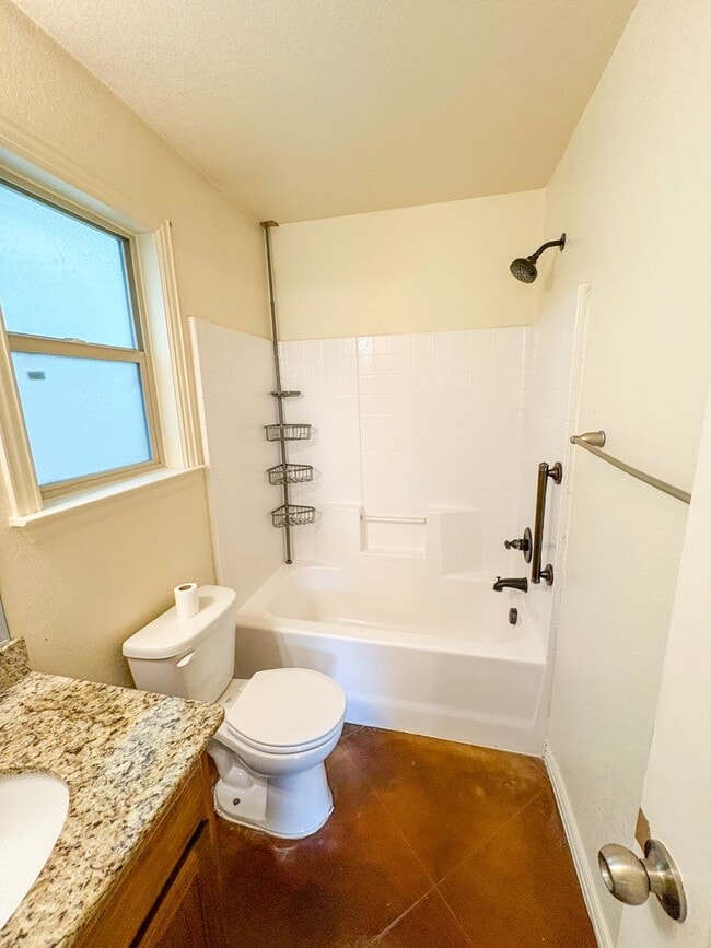 Building Photo - 810 E Avenue C