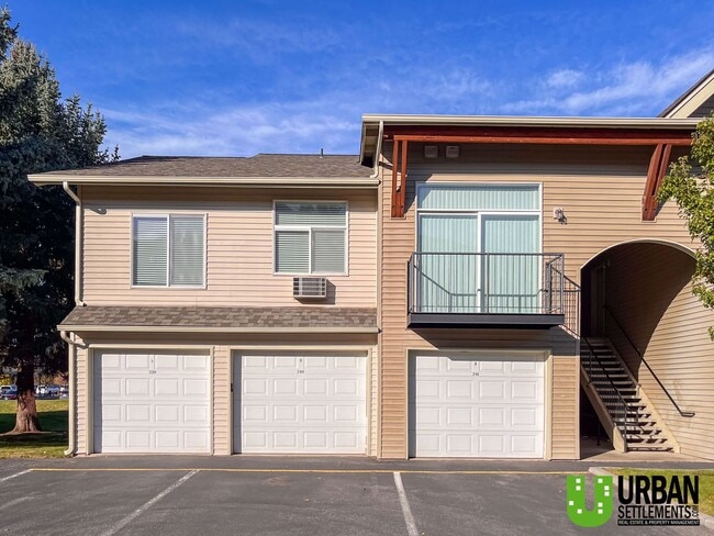Building Photo - Bright 2 Bedroom Condo in Beautiful Libert...