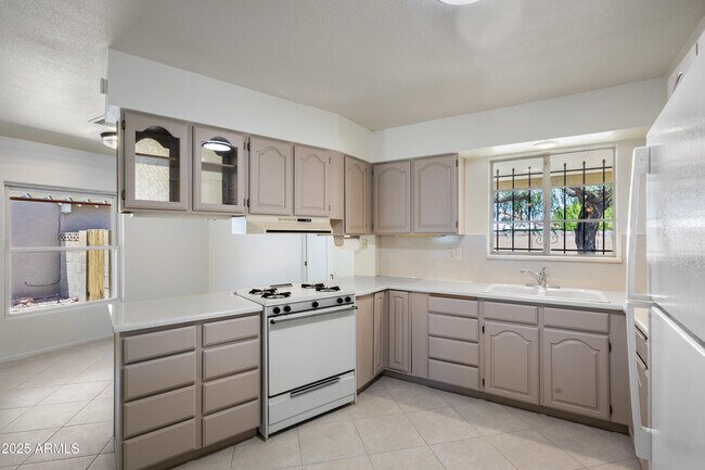 Building Photo - 5742 N 12th Pl