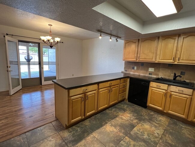 Building Photo - 3 Bedroom Pool Home w/Solar