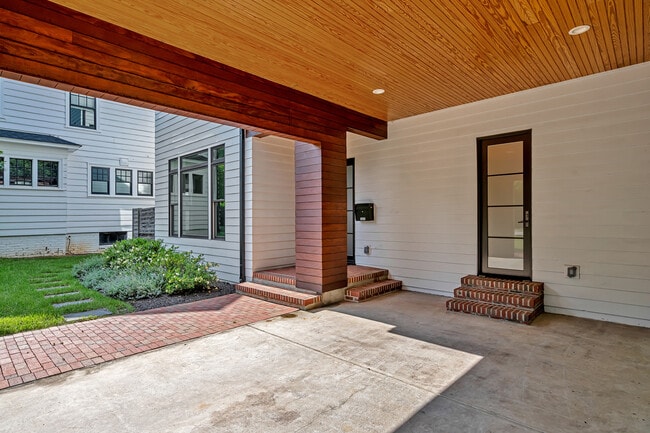 Building Photo - 1820 Park Dr