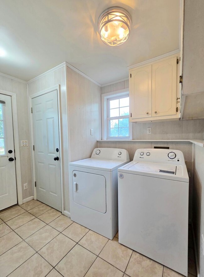 Building Photo - 147 Lakemont Dr