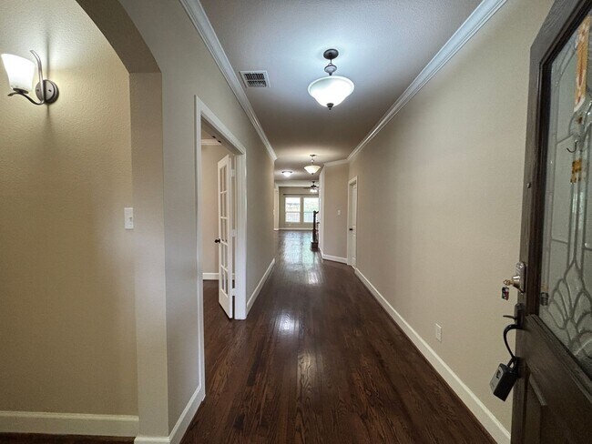 Building Photo - 5 BR/4BA | Updated Single Family Home | 2-Car Garage | Gated backyard