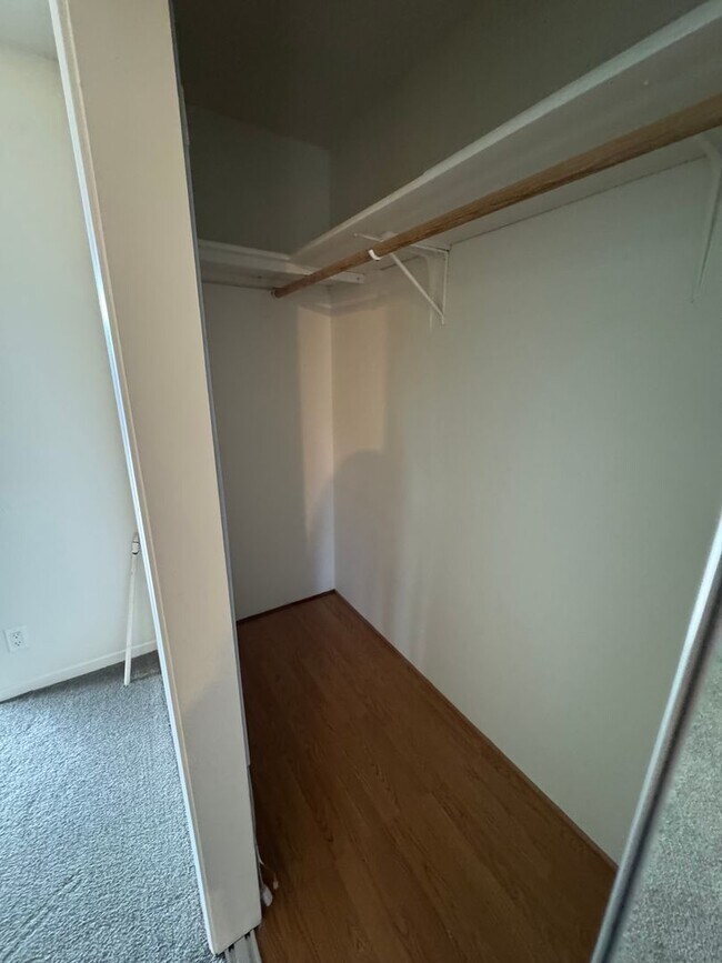 Building Photo - 5 Bedroom, 3.5 Bath, Beautiful 1,856 SQ FT...