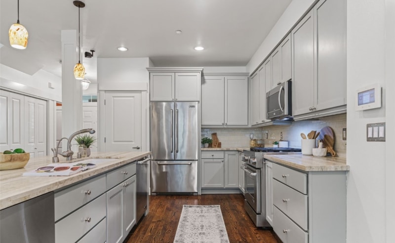 Building Photo - 1340 Bellevue Way SE