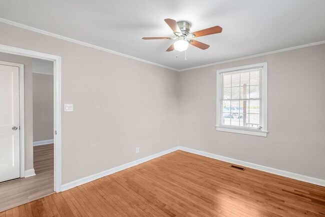 Building Photo - Gorgeous 2BR/1BA Duplex near Selwyn and Park Rd Hotspots!