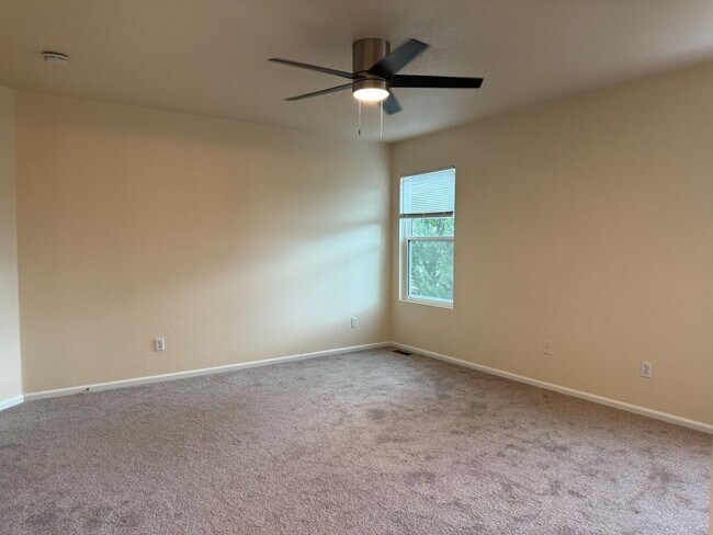 Building Photo - Great 4 bed 3 bath home Wolf Creek Neighbo...