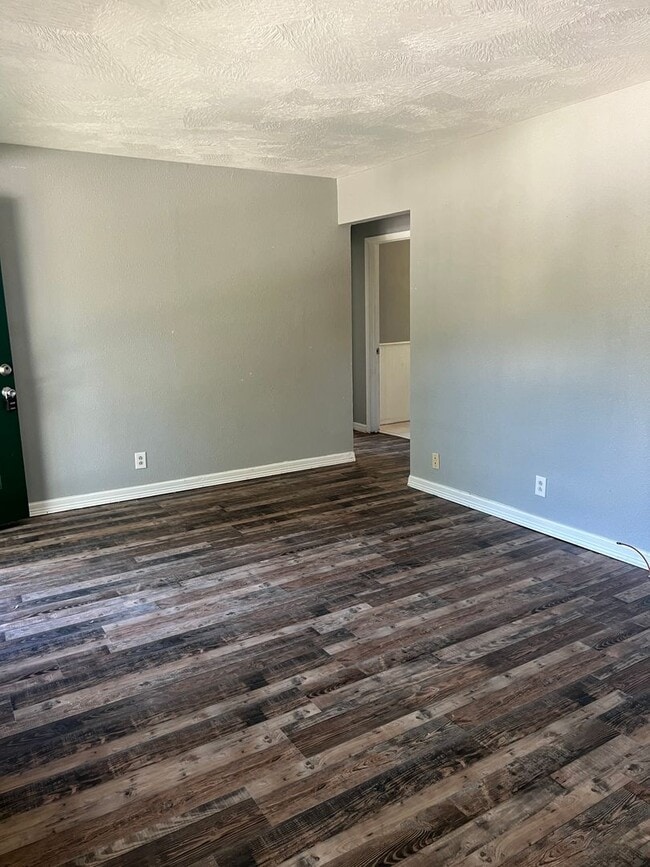 Building Photo - 2 bed/1 bath house for rent